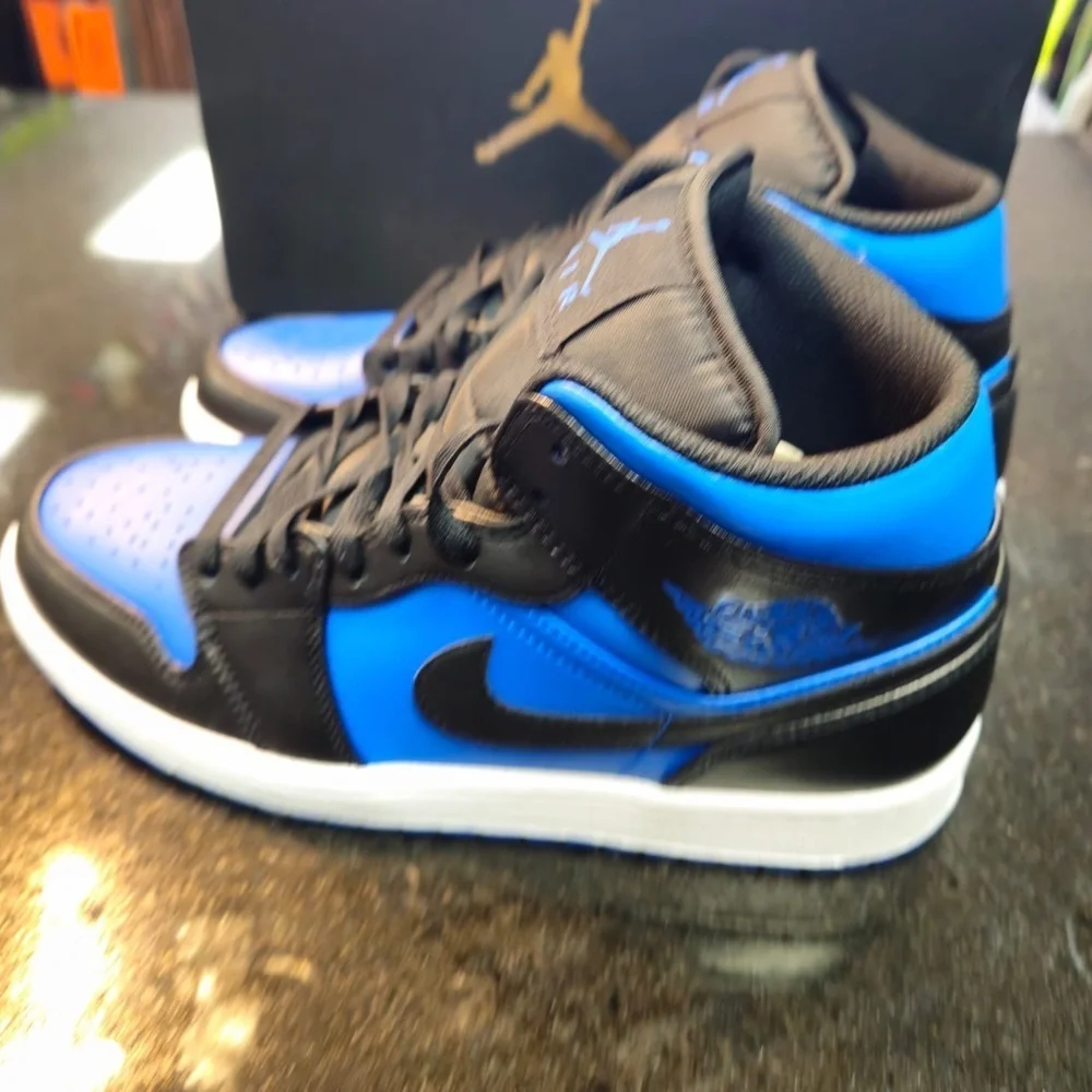 Sz 10  Air Jordan 1 Mid 